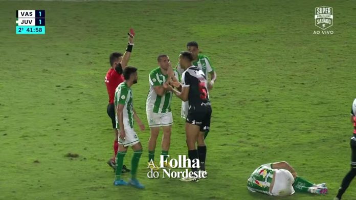 Com 4 min em campo Souza da carrinho violento e e expulso