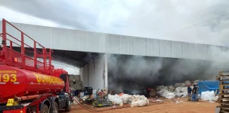 Incêndio atinge empresa de recicláveis em Santa Bárbara