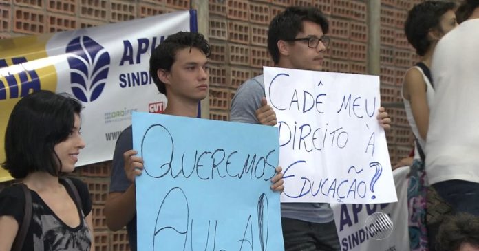 Professores da Ufba mantêm greve por tempo indeterminado