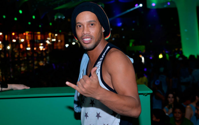 Role aleatorio Ronaldinho Gaucho aparece em reality show na Turquia