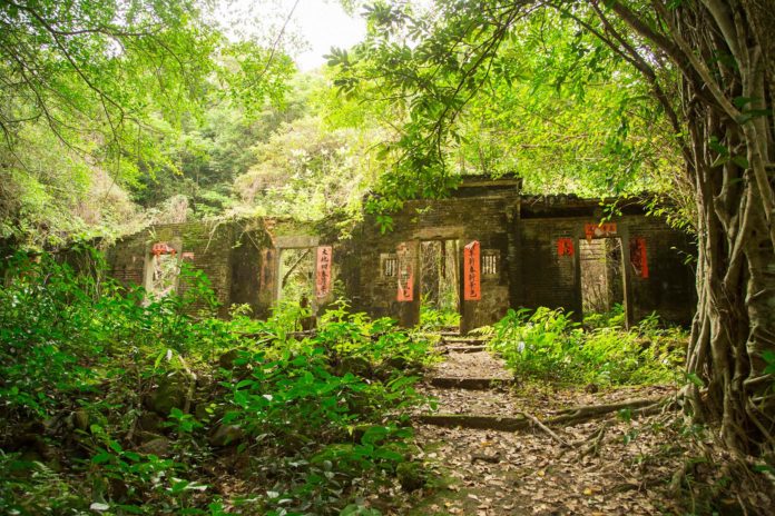 Vilarejos abandonados de Hong Kong foram dominados pela natureza