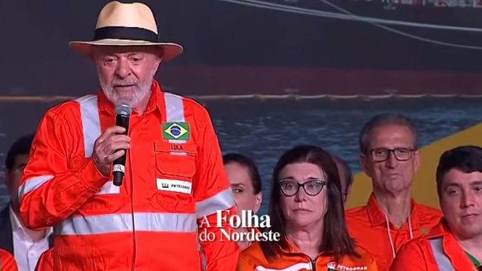 Lula diz que, muitas vezes, Petrobras 'não tem culpa' do aumento no combustível e diz que 'povo precisa saber quem xingar'