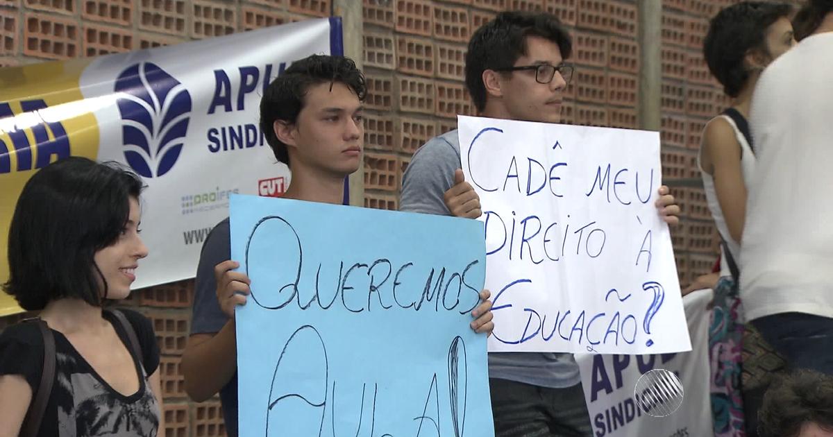 Professores da UFBA mantêm greve