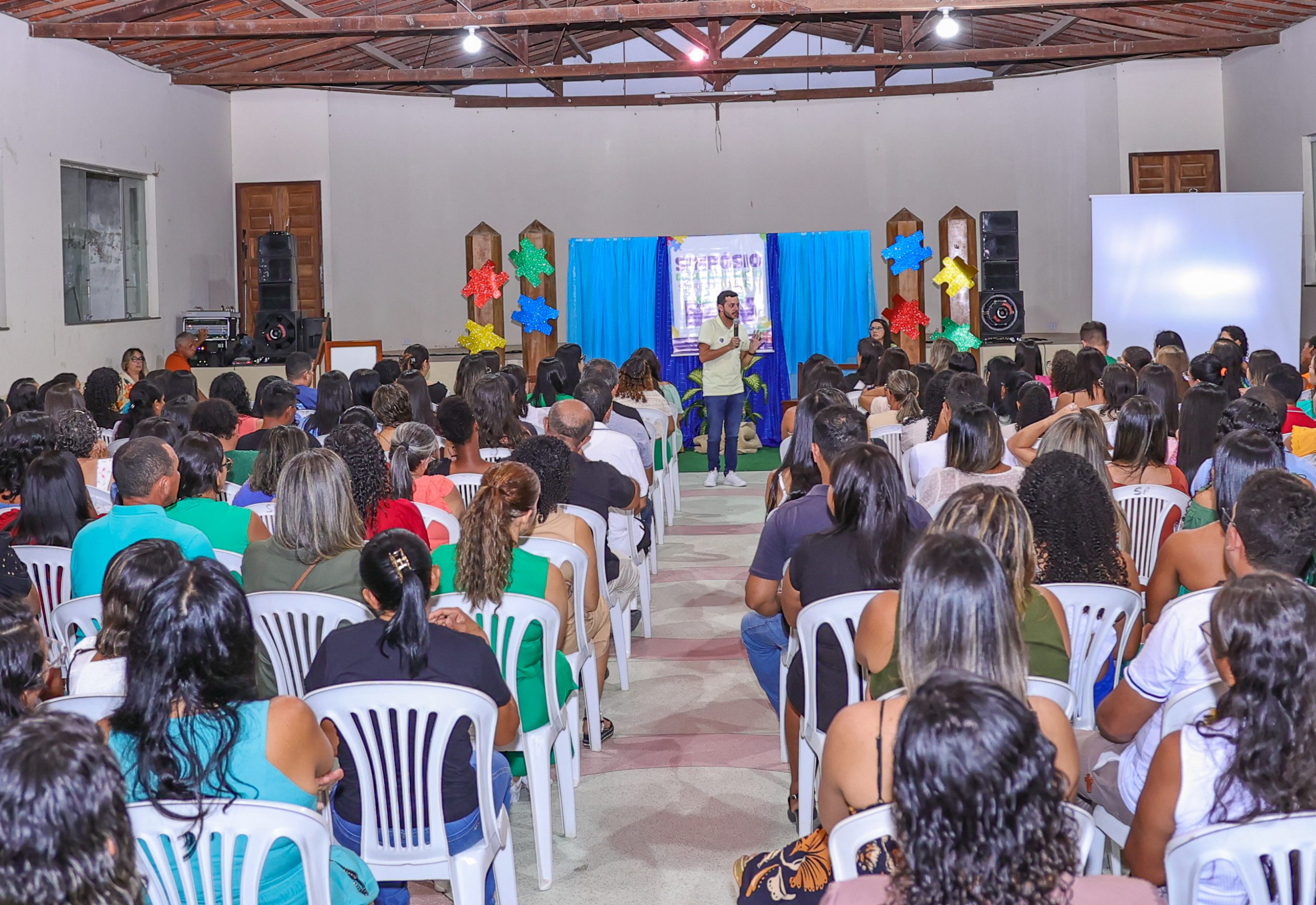 Primeira noite do Simpósio sobre Autismo reúne profissionais da educação em Banzaê